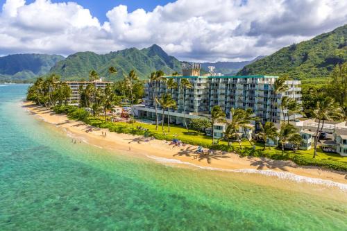 Punaluu Apartamento | Beachfront Penthouse with 3 Lanais on Oahu!