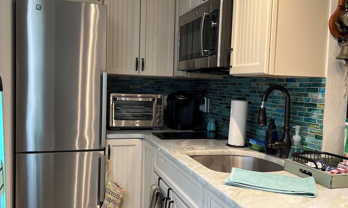 South Peninsula Historic District Apartamento | Cozy Beachfront Condo - Pool - Steps from Boardwalk