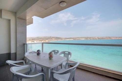 Għadira Apartamento | Beachfront Pretty Holiday Home