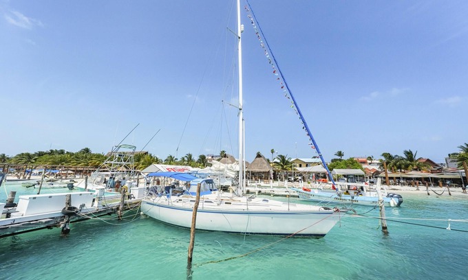 Centro - Supmza 001 Alquiler De Eote | Beachfront Private Sailboat w/AC and bathroom