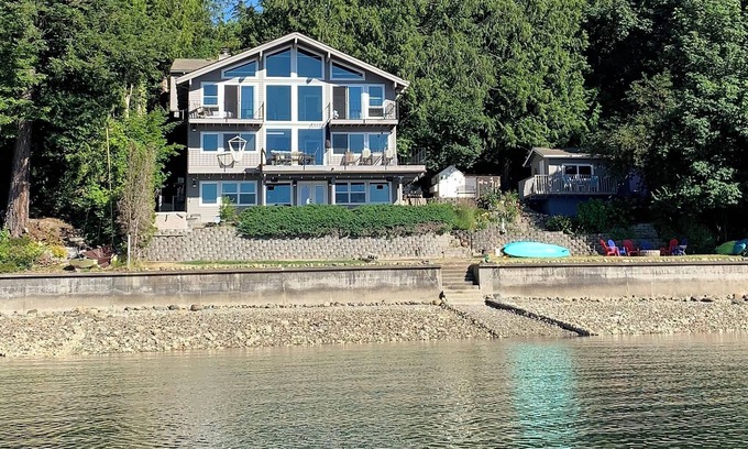 Burley Casa | beachfront, private, water views from all rooms, high-end, 7mins to shops.