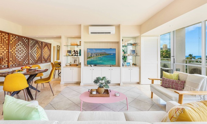 Honolulu Condominio | Beachfront Property w/Sand Access at Waikiki Shore Condo with Full Kitchen