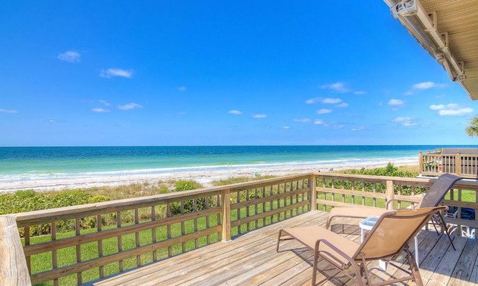 Belleair Beach Condominio | BEACHFRONT! Quiet Belleair Beach condo with amazing Gulf of Mexico sunset views!