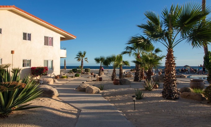 Zona Hotelera Condominio | Beachfront Retreat with Convenient Access to Shops, Dining, and More