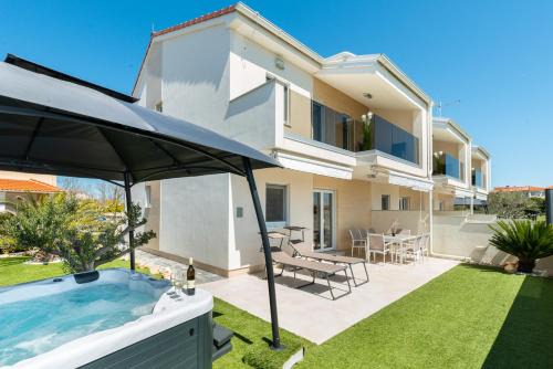 Privlaka Villa | Beachfront Reiterer Villa V1 with Jacuzzi 30 meters from the Beach - CROWONDER LUXURY RENT