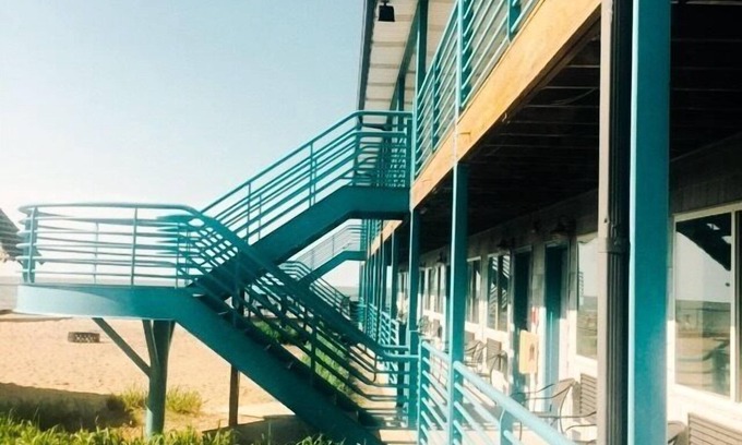 Port Clinton Hotel | Beachfront Resort