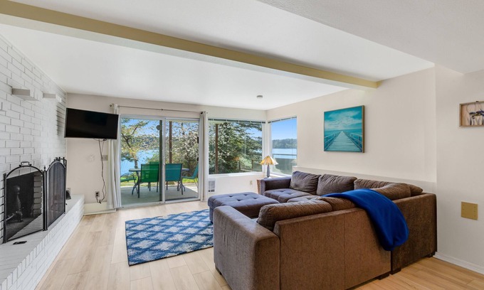 Freeland Apartamento | Beachfront retreat w/bay views, covered patio, & more
