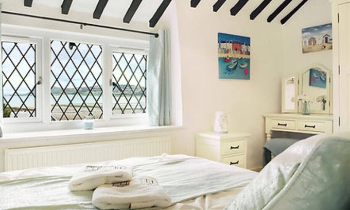 Rhos on Sea Cabaña | Beachfront Sea View Cottage