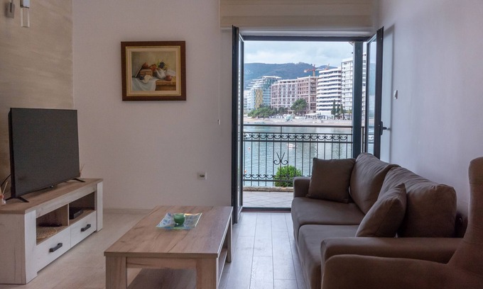 Przno Apartamento | Beachfront Seaview Apartment in Rafailovici