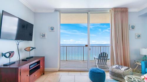 Panama City Beach Apartamento | Beachfront Spacious Renovated Condo - Pools, Hot Hub, Spa - Walk to Pier Park in PCB