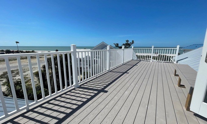 Sanibel Casa | Beachfront retreat - step into sand and shells