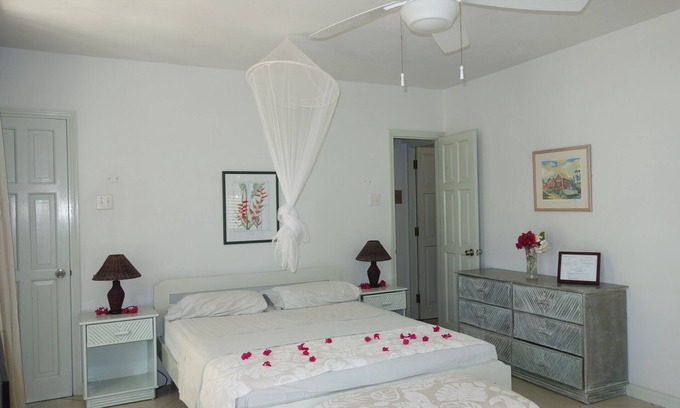 Silver Sands Apartamento | Estudio frente a la playa en el piso superior en la finca Inchcape Seaside Villas