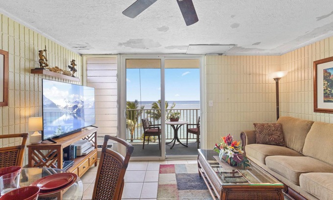 Punaluu Condominio | Beachfront Studio w Amazing Views