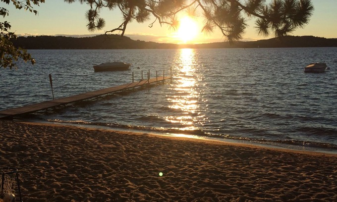 New London Casa | ¡Nada en la playa frente al verano, esquí y nieve en invierno, y puestas de sol en el lago Sunapee!