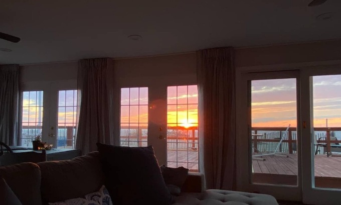 Hancocks Bridge Casa | Beachfront Sunsets on the Water at Oakwood Beach
