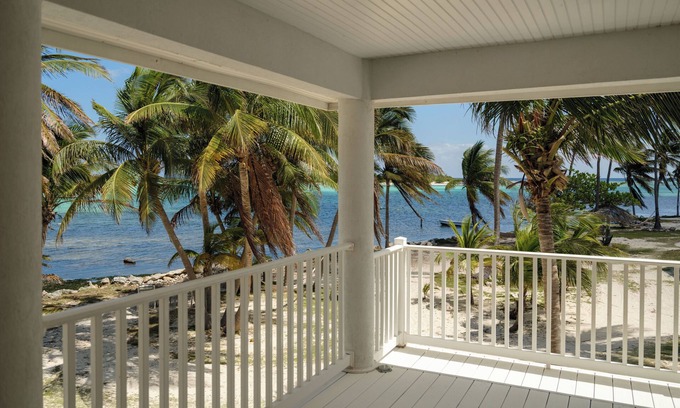 Blossom Village Villa | ¡Aléjese de todo con unas relajantes vacaciones en las Islas Caimán!