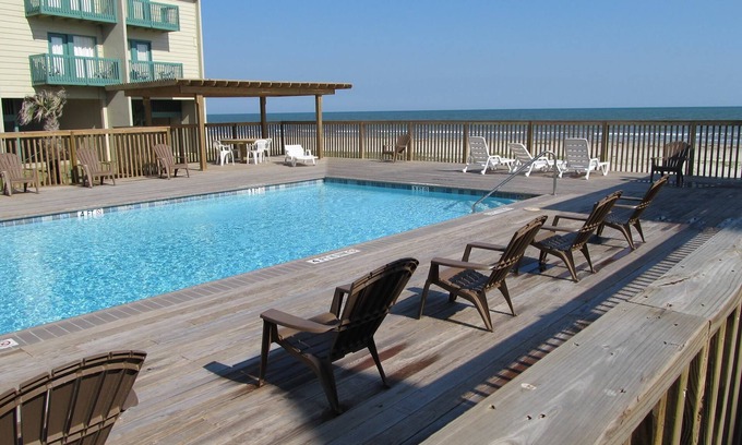 Freeport Condominio | Beachfront Two Bedroom Condo with a Pool/2 nights or 7 nights. Pet friendly!