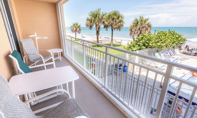 Indian Harbour Beach Condominio | Alquiler de vacaciones frente al mar, hermosa vista desde el balcón del segundo piso.
