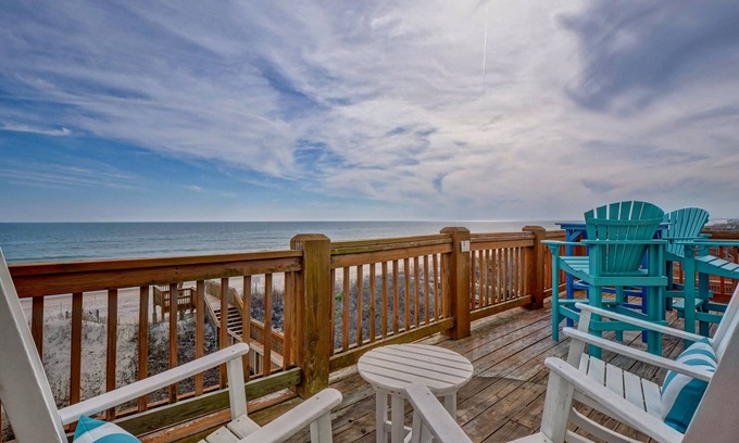 McCutcheon Field Casa | Beachfront! Hot Tub! Linens! Flexible Booking! Sleeps11! New Listing! Remodeled!