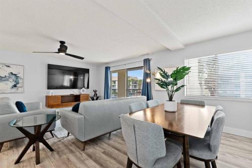 St. Augustine Beach Apartamento | Beachfront resort Heated Pool 3King beds 85in TV BBQ