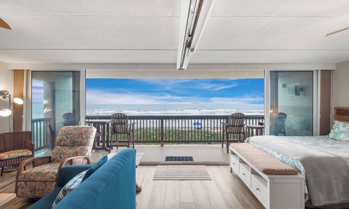 Port Aransas Condominio | Beachfront Views! Two Bedroom / Two Bath | Private Boardwalk to Beach, Resort Pool