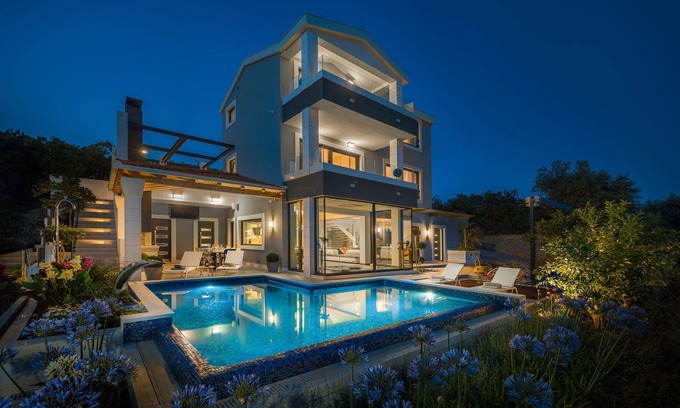 Okrug Gornji Villa | Beachfront Villa Azzurro With Pool