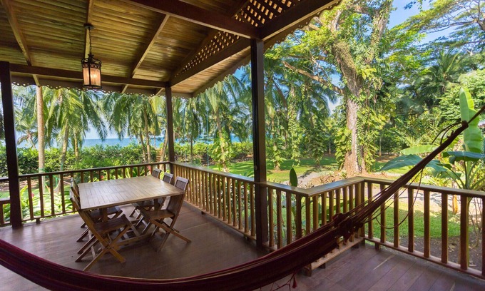 Puerto Viejo de Talamanca Chalet De Esquí | Villa Seabreeze con Aire, Piscina y FRENTE al Mar!