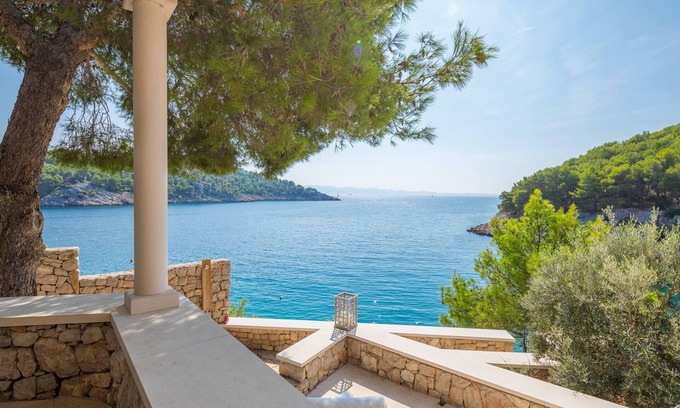 Cove Osibova (Milna) Casa | Villa frente al mar con jacuzzi al aire libre cerca de Milna en la isla de Brac
