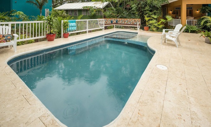 Chiguata Villa | ¡NUEVO! Villa en primera línea de playa con piscina. Hospeda familias grandes, grupos o pequeños retiros.