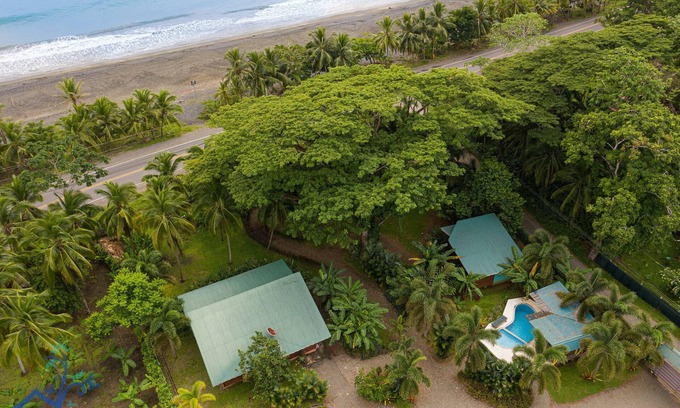 Puerto Viejo de Talamanca Chalet De Esquí | Beachfront Villas Puerto Viejo with AC & Pool!
