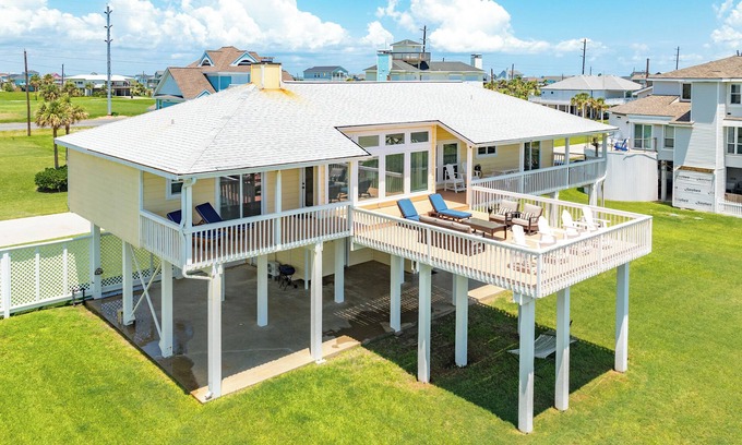 Indian Beach Casa | Beachfront w/ Huge Deck, Dog Friendly, Dune Walkover, Feel Right at Home!