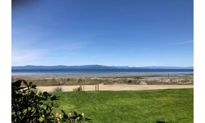 Regional District of Nanaimo Condominio | Beachfront Walk-out in the Heart