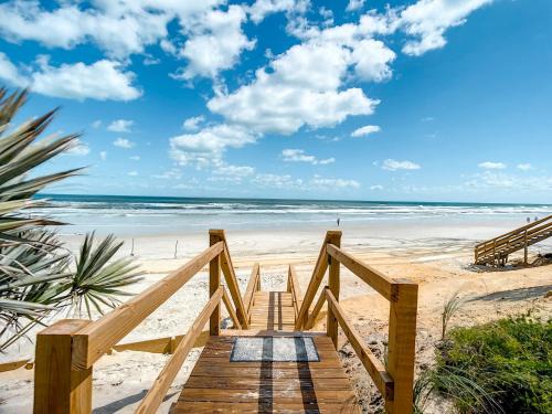 Sea Dunes Apartamento | Beachfront with large deck Pool Sea Dunes Sailfish A3