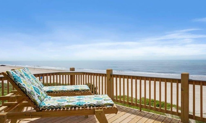 Gilchrist Casa | Beachfront3BR Steps to Sand Sleeps 10+Pet Friendly