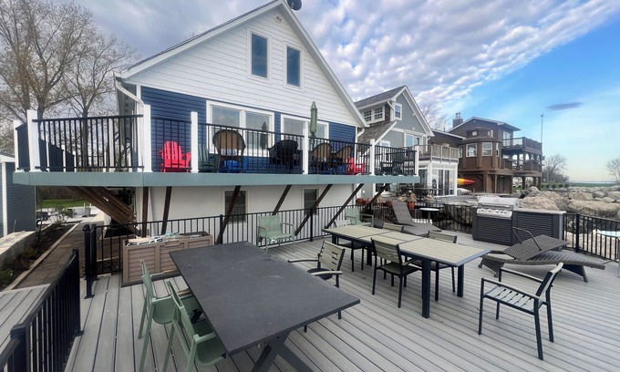 Oak Harbor Casa | "BEACHNUTS" -SPECTACULAR HOME ON LAKE ERIE ! 5 Beds 4 Full Baths Lots of Space