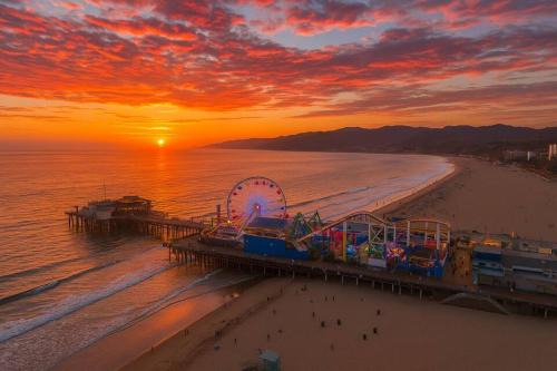 Downtown Apartamento | Beachside 2BD 2BA, 12Min Walk to Santa Monica Pier