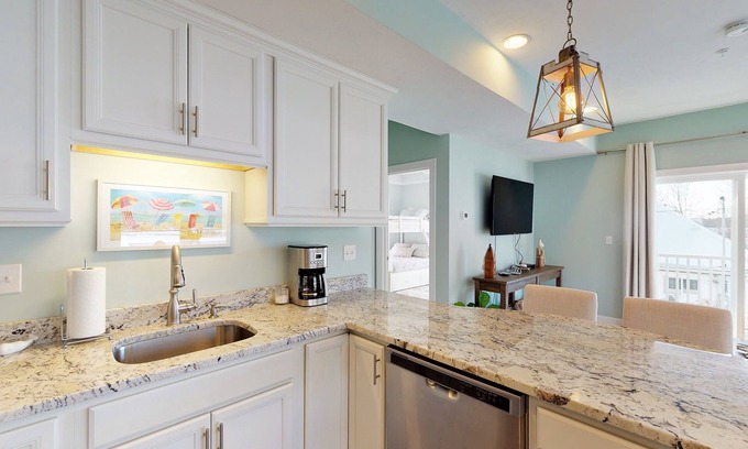 Old Orchard Beach Condominio | Beachside Abode 2B | One- block from Beach | Balcony | Bayley Vacation Rentals