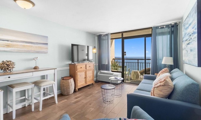 Myrtle Beach Hotel | Beachside Bliss: Oceanfront Suite w/ Breakfast