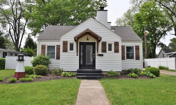 Erie County Casa | Beachside Cottage- 1 min walk to sand and sun