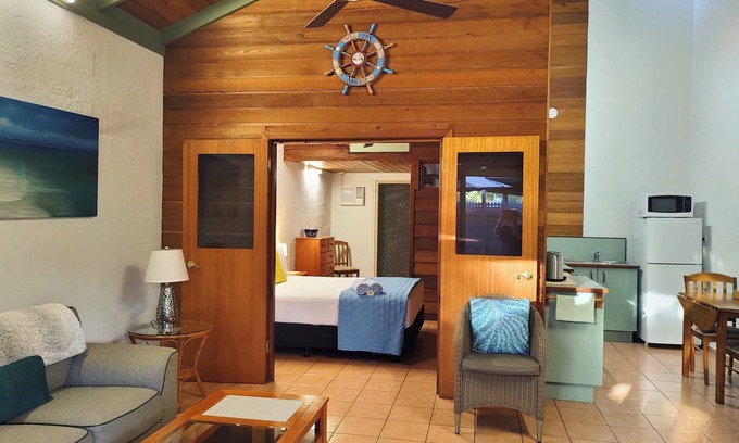 Nelly Bay Cabaña | Beachside Cottage - A Private Peaceful Hidden Gem