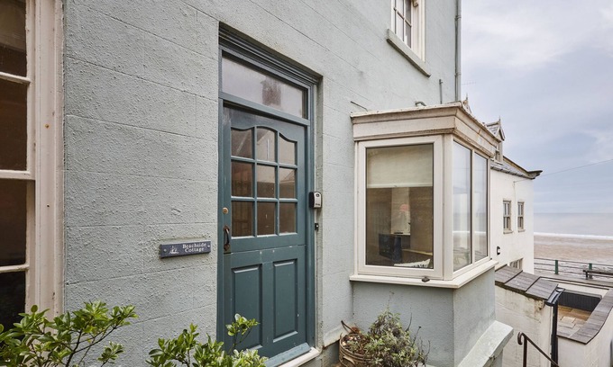 Sandsend Cabaña | BEACHSIDE COTTAGE, character holiday cottage in Sandsend