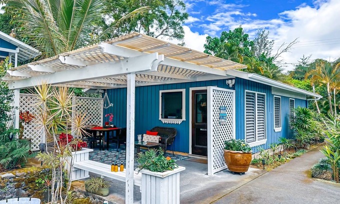 Honalo Casa | Beachside Cottage surrounded by coffee trees but minutes from the beaches