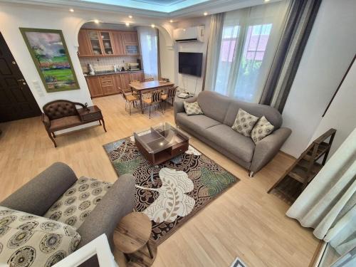 Altnkum Mahallesi Apartamento | Beachside Duplex with Patio