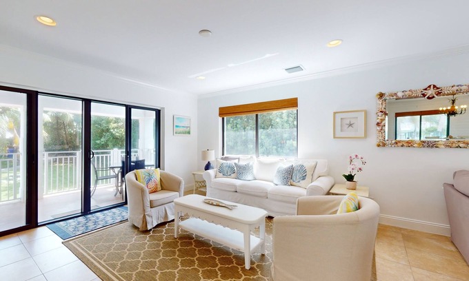 Juno Beach Apartamento | Beachside Escape with Designer Decor - Near Pelican Lake Path & Juno Pier