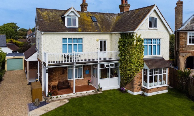 Burmarsh Casa | Beachside Family Home. 5 Bedrooms, Spacious, Luxurious & Well Equipped