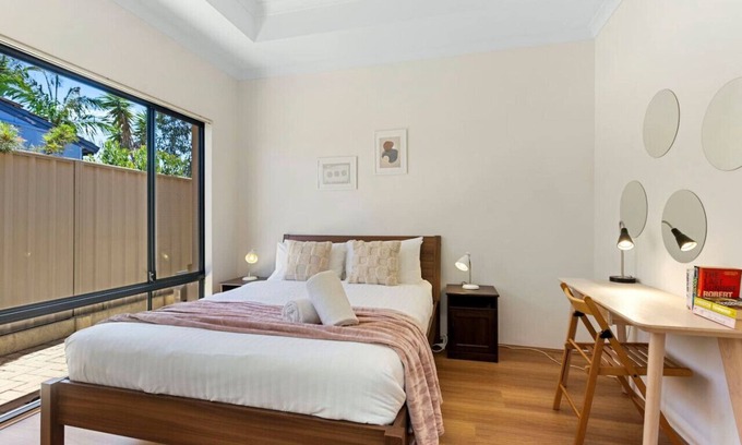 Innaloo Villa | Beachside Gem in Doubleview! Free Wi-Fi! Parking!
