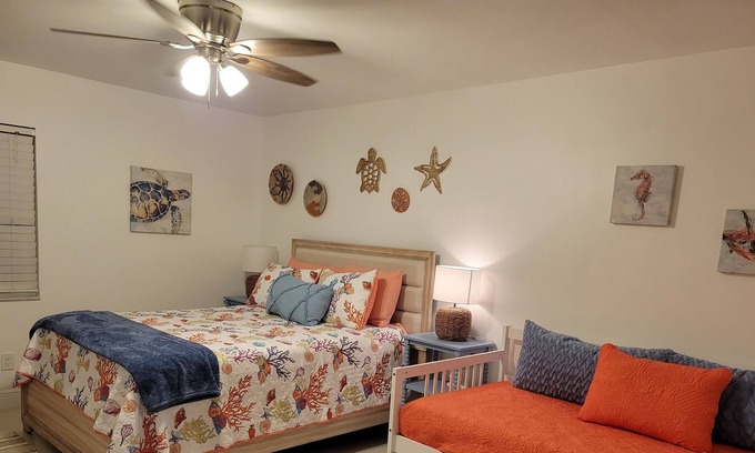 Sea Dunes Condominio | Beachside Getaway*Sea Woods New Smyrna Beach* Directly across street from beach!