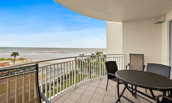 Bridgeport Heights Condominio | Beachside luxurious spacious ocean-view condominium