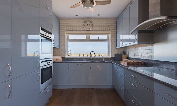 Lydd Casa | Beachside, nr Dungeness - family seaside home sleeps 8 with sea views