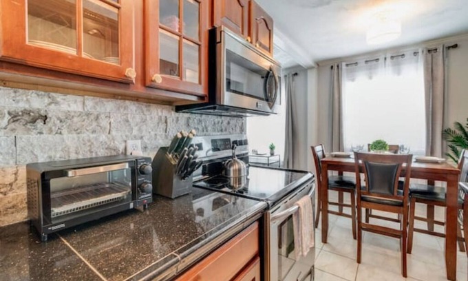 Virginia Beach Casa | Beachside Retreat: 2BR Luxury Condo King Bed